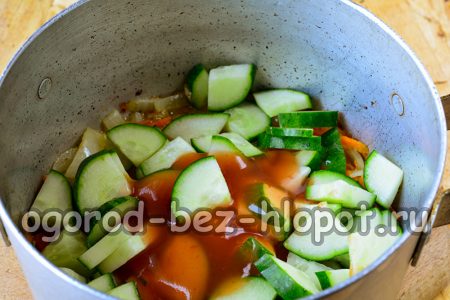 Ajouter les concombres et la pâte de tomates à la poêle contenant les oignons et les carottes.