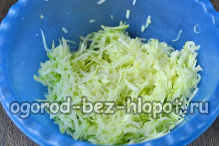 Die Zucchini raspeln