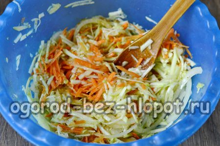 Gemüse mit Marinade vermengen