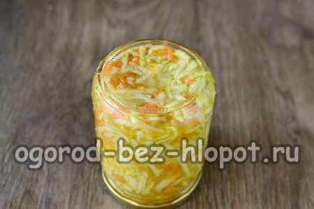 Verschließen Sie die Gläser mit Deckeln.