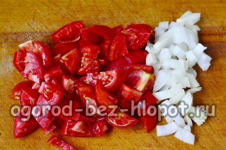 ψιλοκόψτε το κρεμμύδι και τις ντομάτες