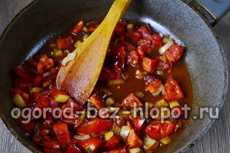τηγανίζουμε κρεμμύδια με ντομάτες