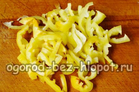 Coupez le poivron en lanières.