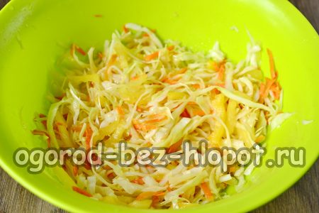 Préparez la marinade et versez-la sur les légumes.