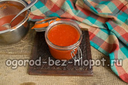 Ketchup in Gläser füllen