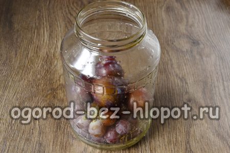 τοποθετώντας δαμάσκηνα σε ένα βάζο