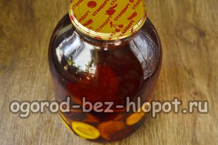 versare acqua bollente sulle prugne