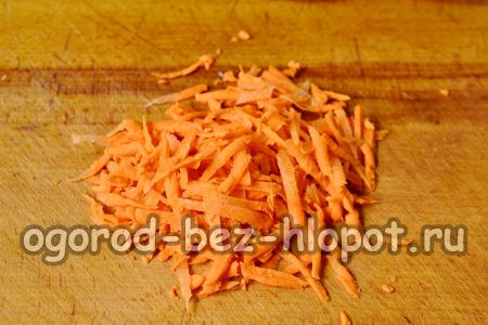 Gib die geriebenen Karotten zum Kohl.