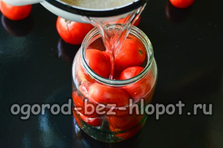 ρίξτε τη μαρινάδα στο βάζο