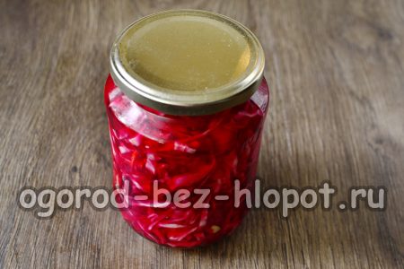 Placez ensuite le chou dans des bocaux propres et fermez-les avec des couvercles.