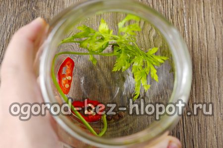 βάλτε μπαχαρικά στον πάτο των βάζων