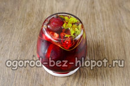 Ρίξτε τη μαρινάδα σε βάζα και τυλίξτε τα
