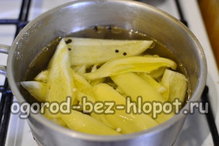 Lorsque la marinade bout, plongez-y un tiers du poivron et laissez mijoter pendant 5 minutes.
