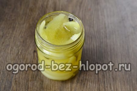 Placez les poivrons dans un bocal et versez la marinade.