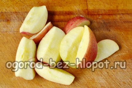 Wir entfernen das Kerngehäuse der Äpfel und vierteln sie.