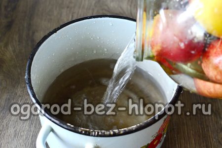 Das Wasser in einen Topf abgießen