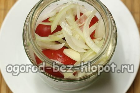 Wir legen die Tomaten aus.