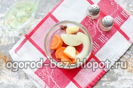 опаковане на моркови и лук в буркан