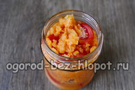 Versez la vinaigrette sur les tomates