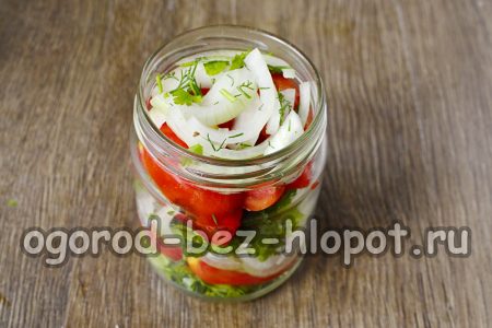 Mettere i grani di pepe sul fondo del barattolo, poi le cipolle, le erbe aromatiche, i pomodori, alternare il tutto e aggiungere l'olio vegetale