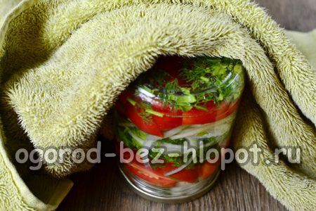 Versate la marinata bollente nei barattoli e arrotolateli subito, girateli e avvolgeteli