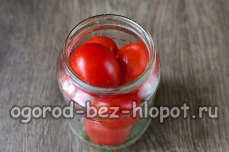 Nous remplissons les bocaux de tomates en tassant bien.