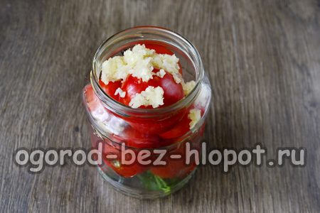 Préparez la marinade, égouttez l'eau du bocal, ajoutez l'ail