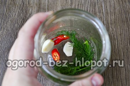 Mettez les légumes verts dans le bocal