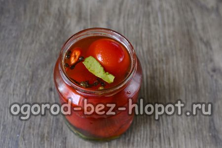 Versez la saumure sur les tomates