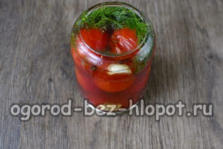 Couvrir les tomates avec des couvercles.