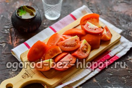 قطع الطماطم إلى أسافين صغيرة