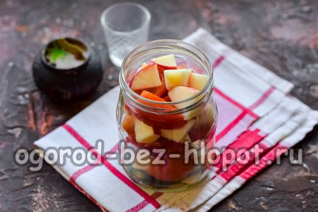 ضعي التوابل والطماطم والتفاح في مرطبان مُجهز