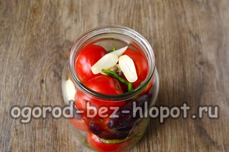 Den Aufguss aus dem Glas abgießen und den Knoblauch zu den Tomaten geben.