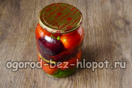 Gieße die Marinade in das Glas und verschließe es mit einem Deckel.
