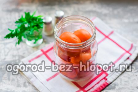 γεμίστε το βάζο με ντομάτες, ανακινήστε το αρκετές φορές ώστε οι ντομάτες να εφαρμόζουν σφιχτά μεταξύ τους