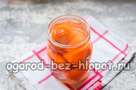 ρίξτε βραστό νερό πάνω από τις ντομάτες σε ένα βάζο