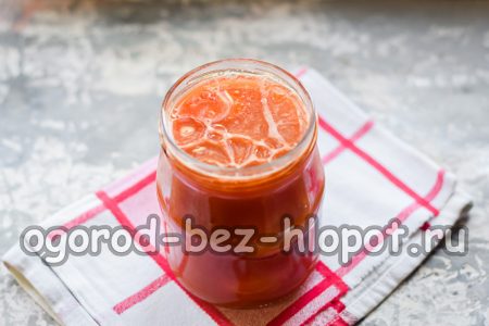 Ρίξτε την καυτή ντομάτα σε ένα βάζο με ντομάτες