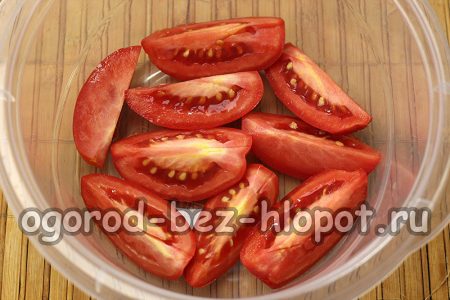 tagliare i pomodori a fette