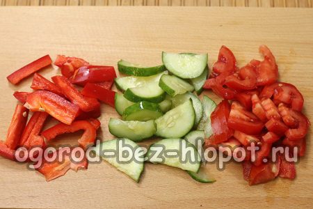 Gurken, Tomaten und Paprika schneiden