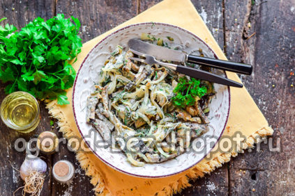 Auberginensalat auf einem Teller