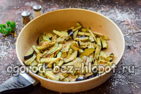 Die Auberginen braten
