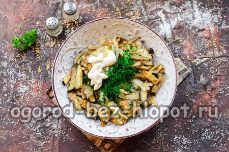Den Salat mit Mayonnaise bestreichen.
