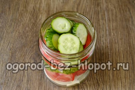 Das Gemüse in ein Glas geben