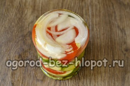 Den Salat mit einem Deckel abdecken