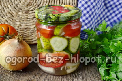 Gurken-Tomaten-Salat für den Winter. Einfach köstlich.