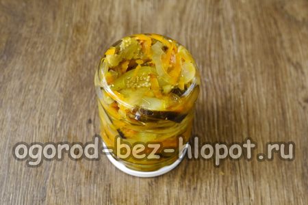 mettere l'insalata nei barattoli