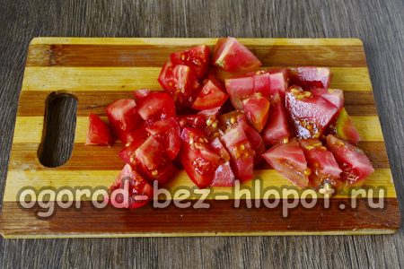 Die Tomaten in Scheiben schneiden.