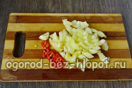 Die Paprika in Scheiben schneiden.