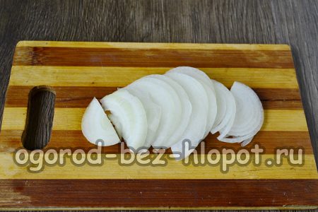 Die Zwiebel in halbe Ringe schneiden.