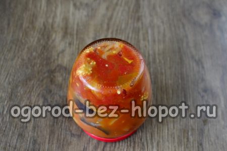 Den Salat in Gläser füllen.